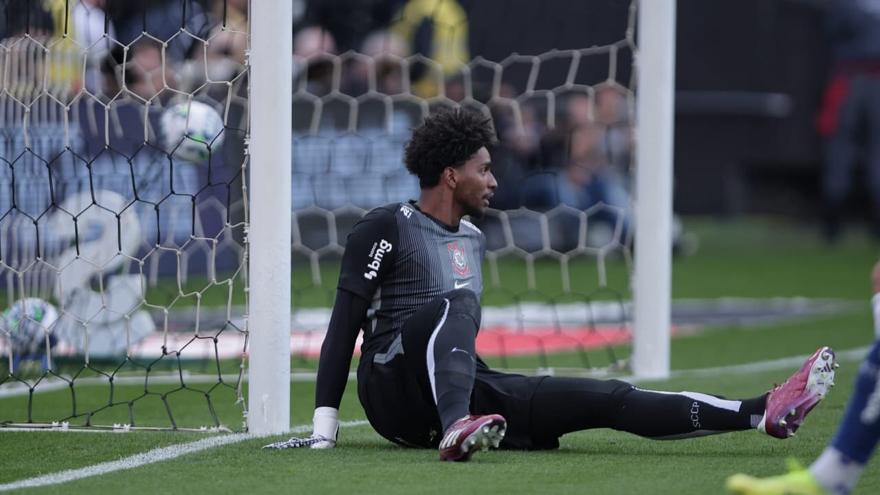 Revolta de torcedores do Corinthians após falha grotesca em gol sofrido.