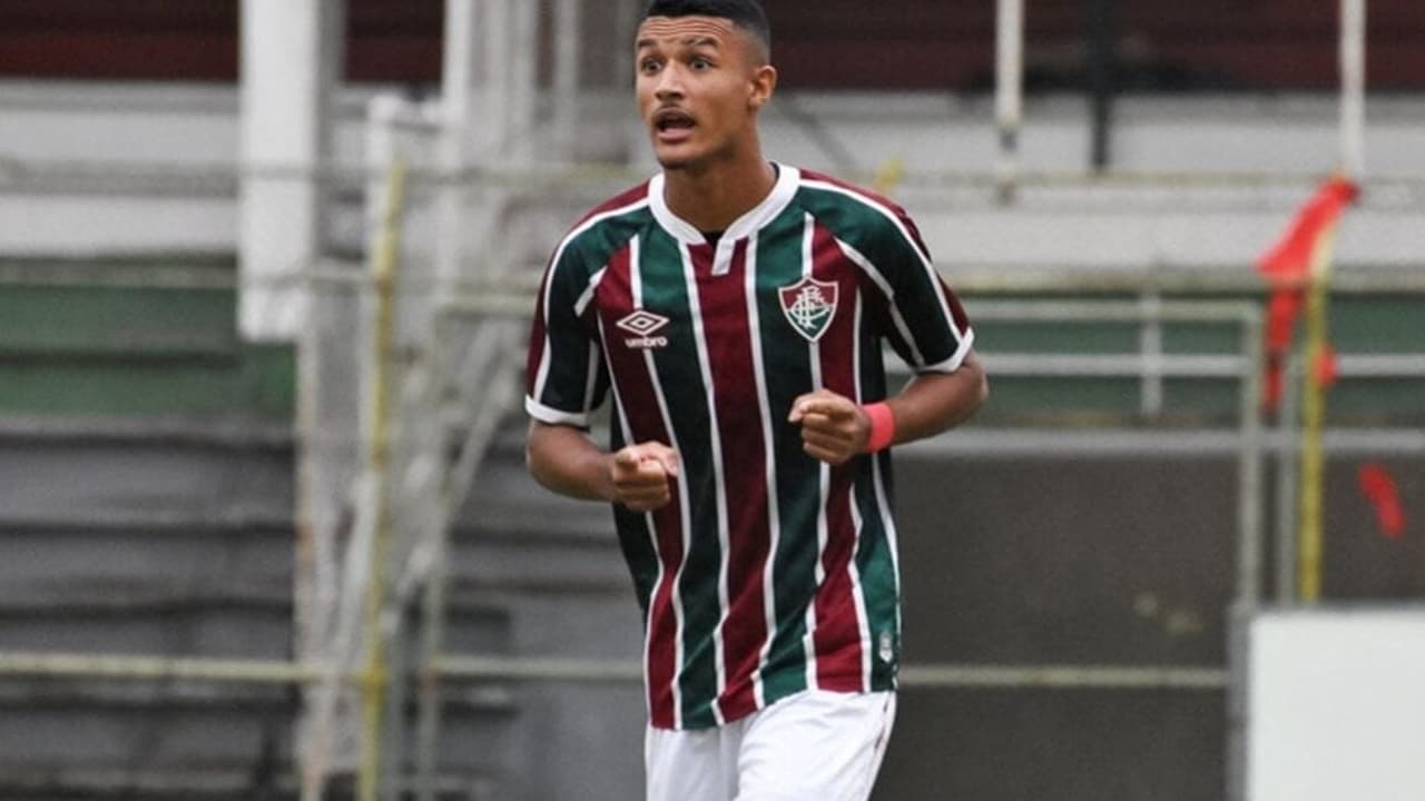 Palmeiras negocia contratação do lateral-esquerdo Jefté para reforçar equipe.