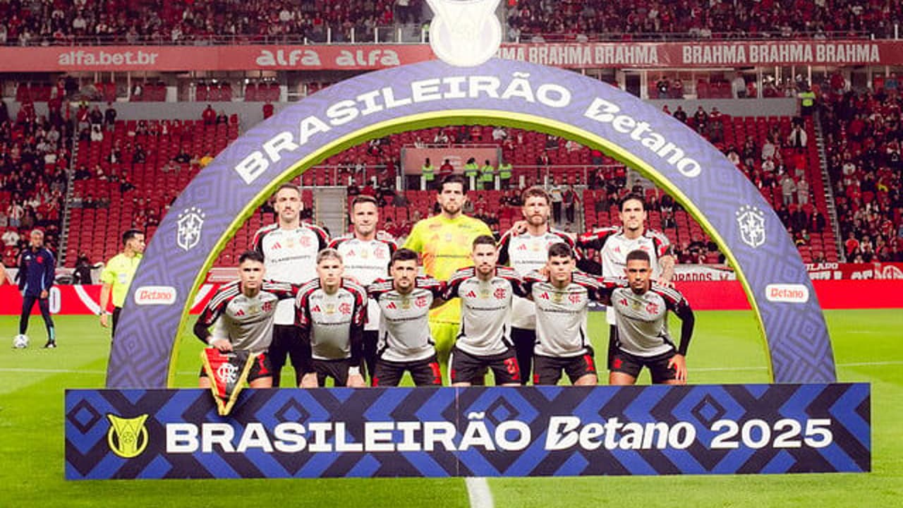 Jogador celebra vitória do Flamengo sobre o Inter: Pra cima