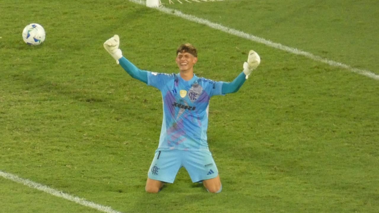 Goleiro do Flamengo brilha e assegura título mundial com aprendizados de ídolos