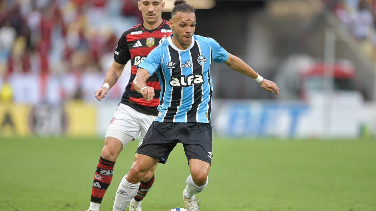 Torcedores criticam decisões da arbitragem em Flamengo x Grêmio durante a partida
