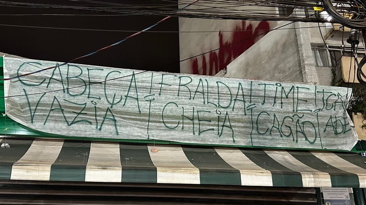 Torcida do Palmeiras protesta com faixas após eliminação no entorno do Allianz Parque.