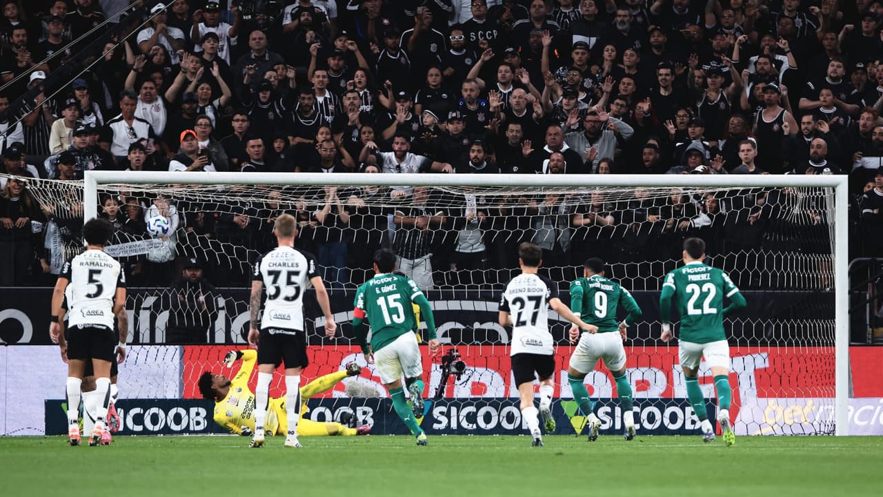 Pênalti polêmico em clássico gera discórdia entre torcedores de Corinthians e Palmeiras