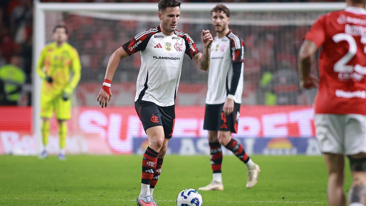 Saúl analisa estreia como titular no Flamengo e reconhece falta de confiança.