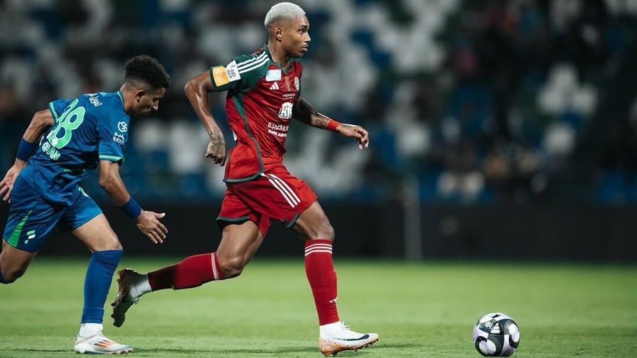 Corinthians negocia com ex-Flamengo Vitinho em meio à pressa.