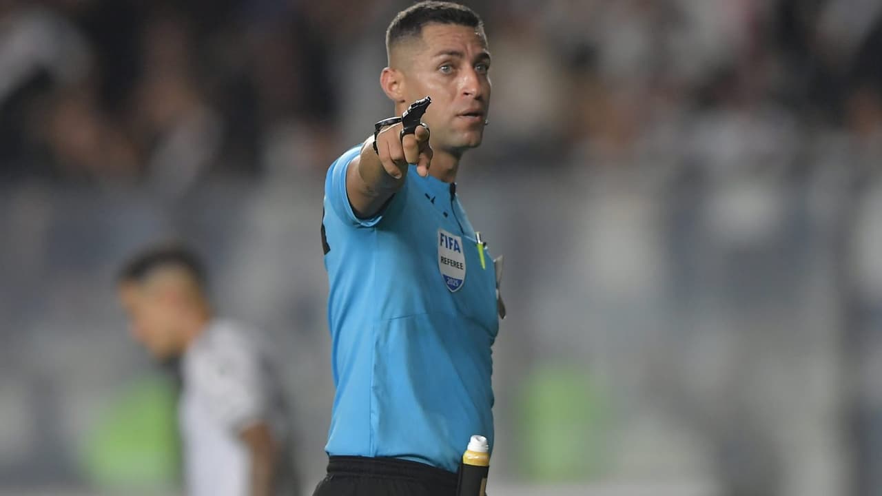 Jornalista critica arbitragem em Vasco x Corinthians e classifica como inaceitável