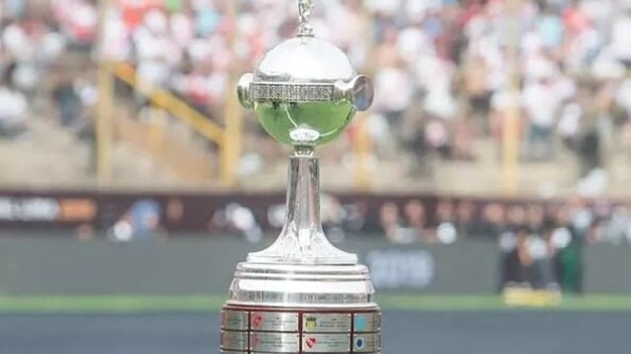 Aos 42 anos, ex-Vasco é destaque na Libertadores e web reage: 'Ídolo'