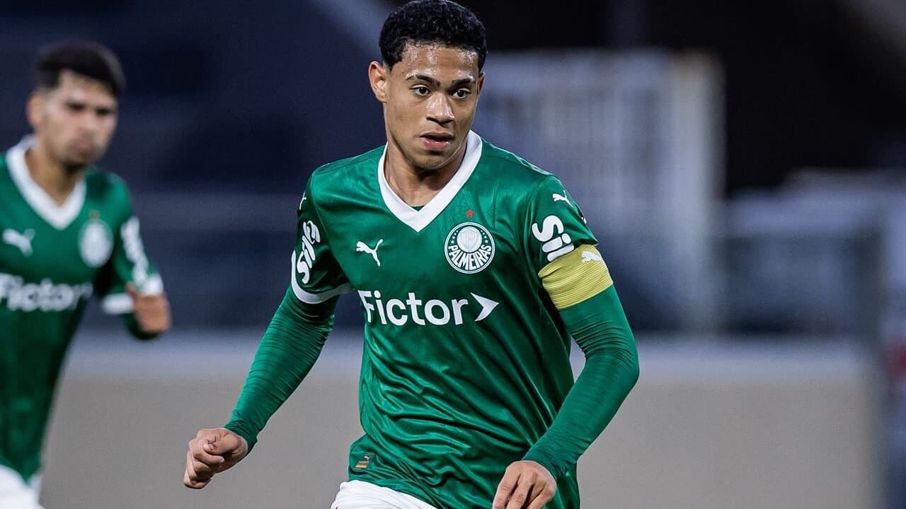 Meia do Palmeiras busca inspiração em Estêvão e Endrick para ascender profissionalmente.