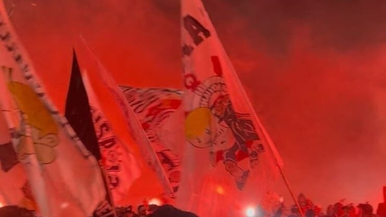 Torcedores corintianos celebram em frente ao CT antes do clássico.