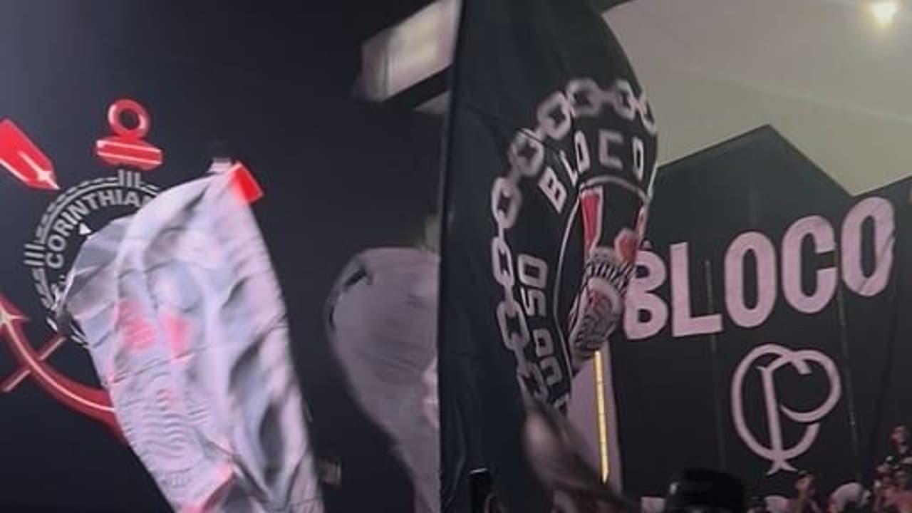 Torcida do Corinthians festeja vitória sobre o Palmeiras na Copa do Brasil.