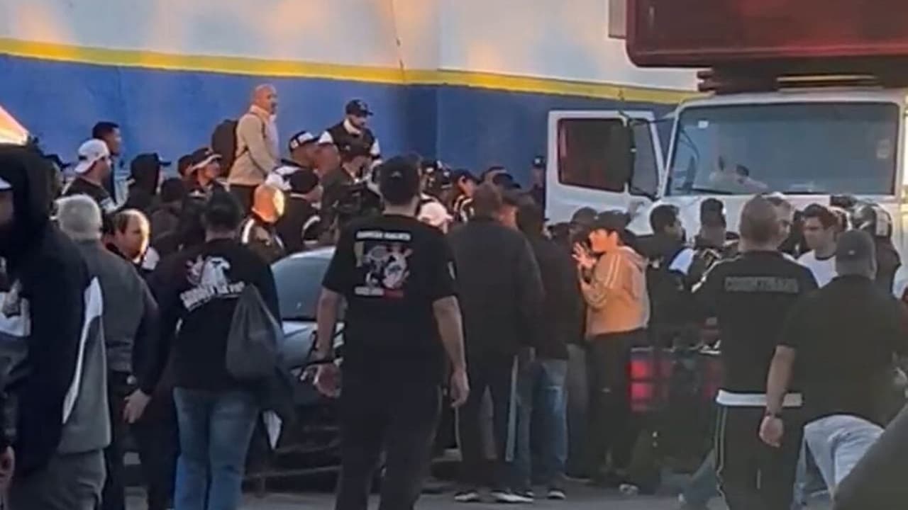 Torcedores do Corinthians Destroem Caminhão Após Execução do Hino do Vasco