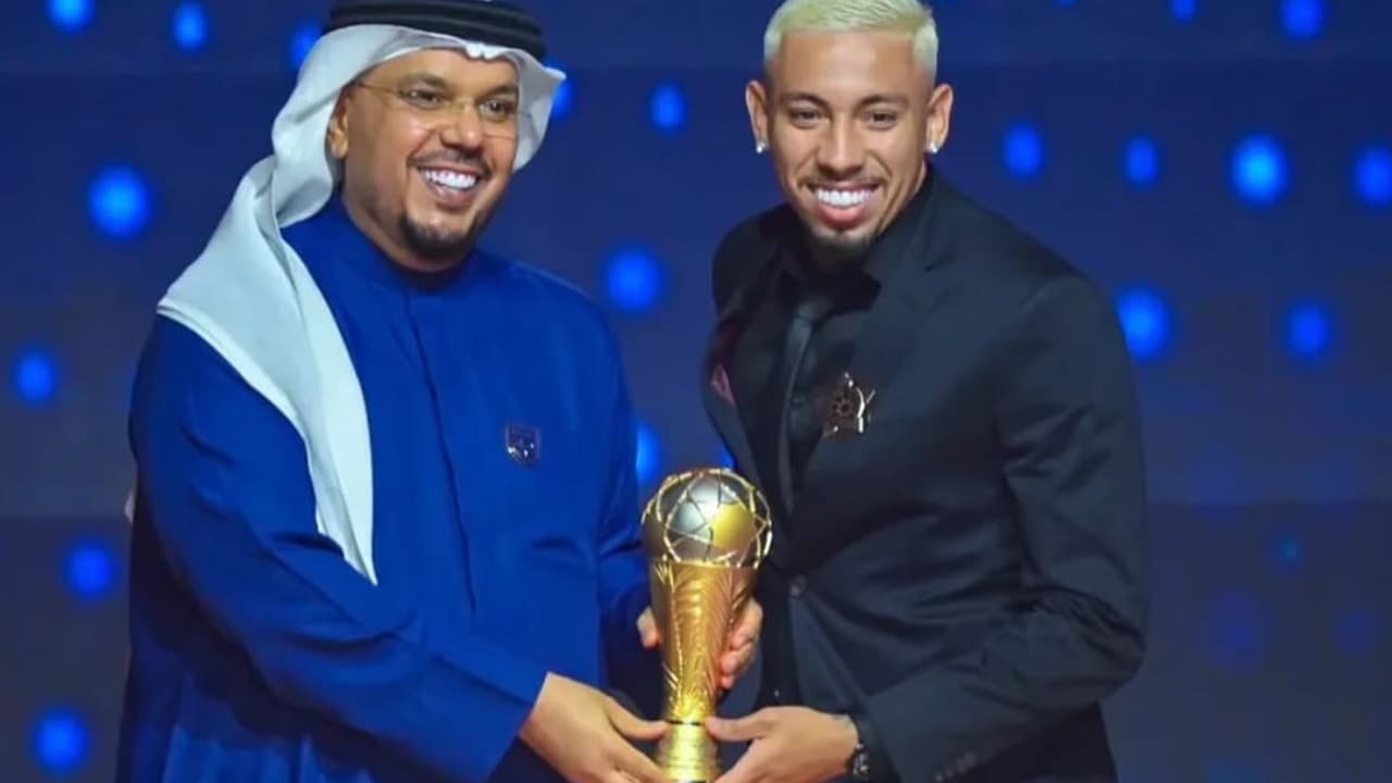 Ex-flamengo recebe prêmio de melhor jogador jovem em campeonato dos Emirados Árabes