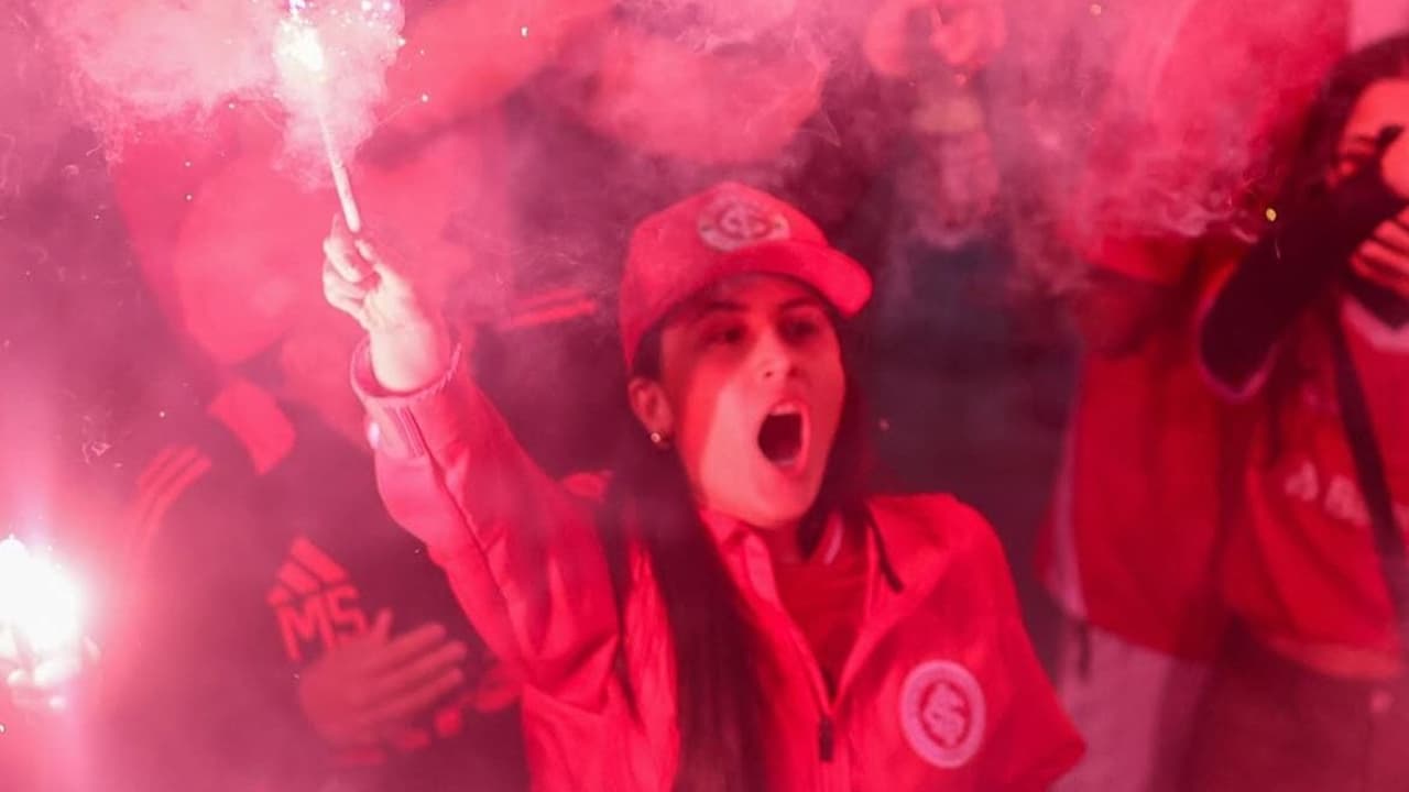 Torcida recebe o Internacional com 'ruas de fogo' antes de partida com o Flamengo