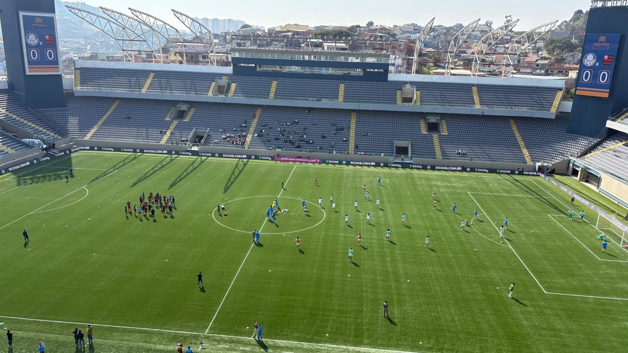 Palmeiras e Flamengo disputam partida na Arena Barueri: confira escalações.