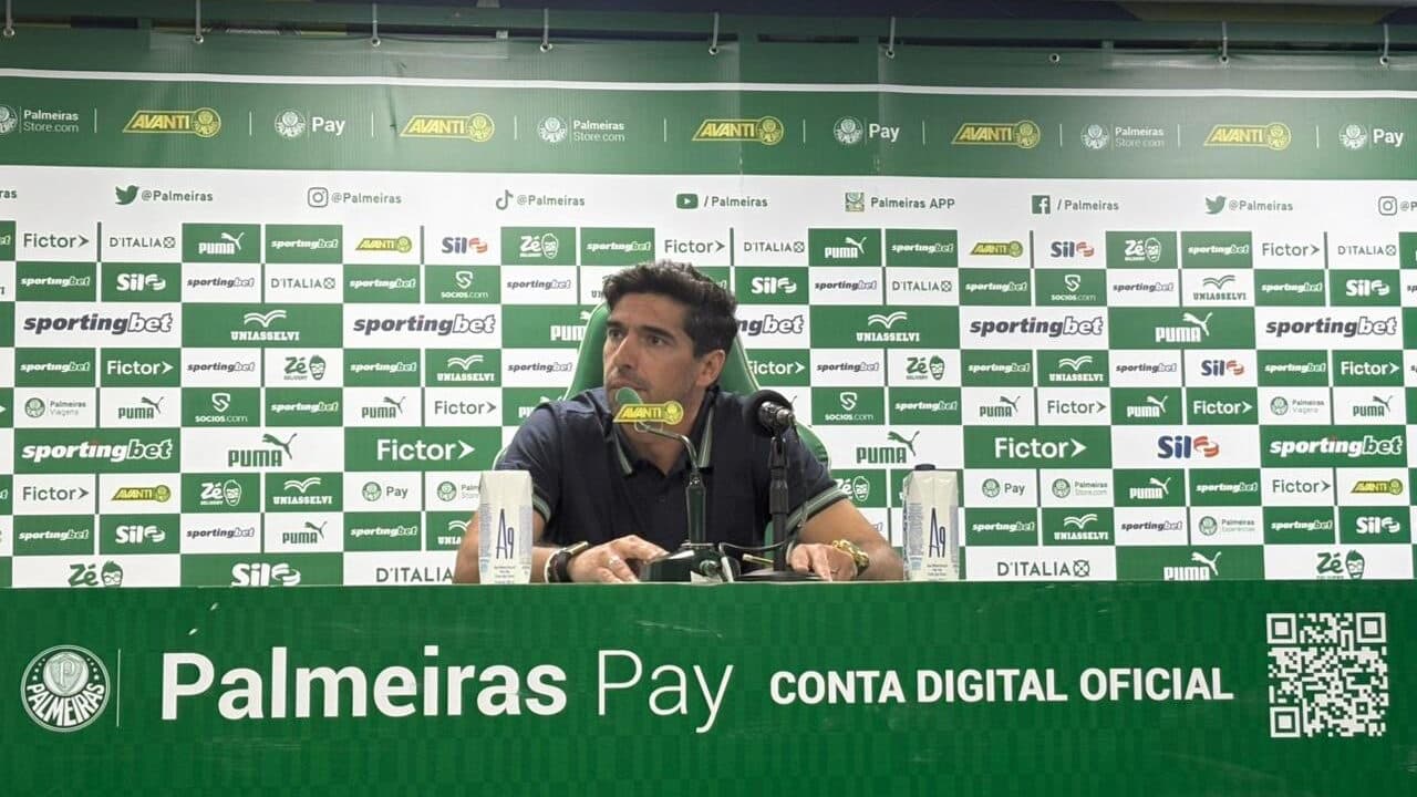 Abel celebra vitórias do Palmeiras e evita comentar sobre Andreas Pereira