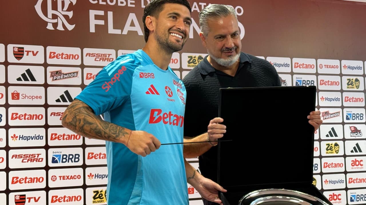Arrascaeta recebe homenagem do Flamengo por recorde de assistências no Brasileirão