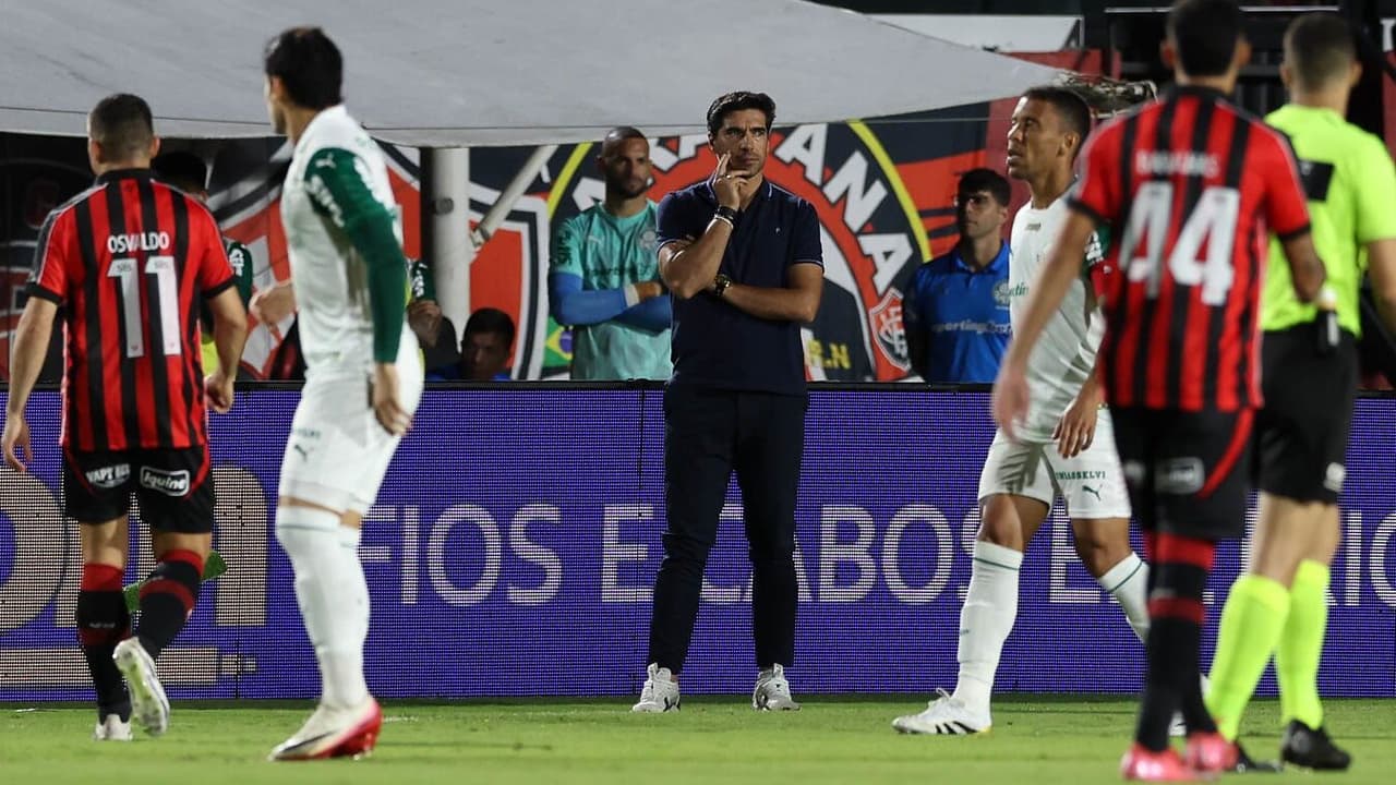 Atitude de Abel Ferreira na coletiva gera revolta entre torcedores: lamentável.