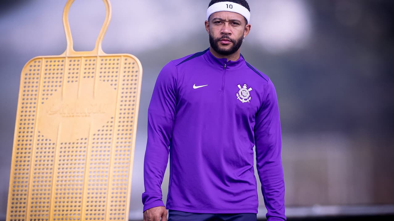 Memphis e companheiro debatem tática em treino antes do clássico Corinthians-Palmeiras.