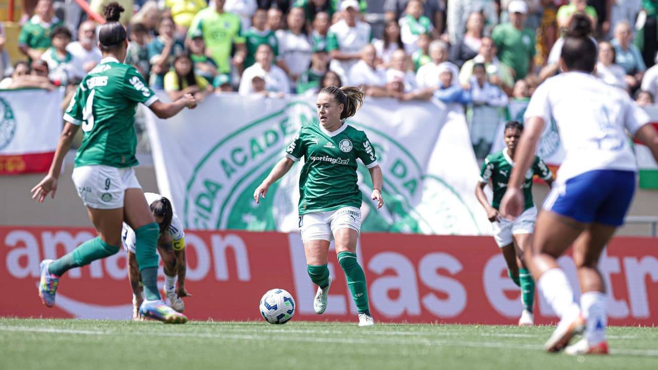 Craque do Palmeiras se destaca como a melhor cobradora de faltas do Brasil