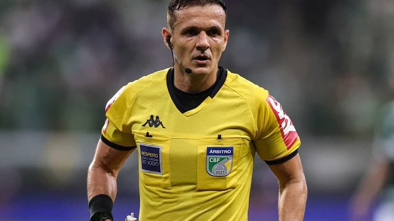 Corinthians solicita substituição de árbitro do VAR para clássico contra Palmeiras.