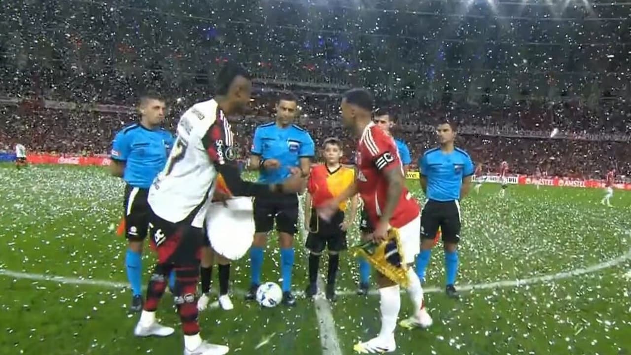 Atraso no Internacional x Flamengo vira motivo de piada durante partida.