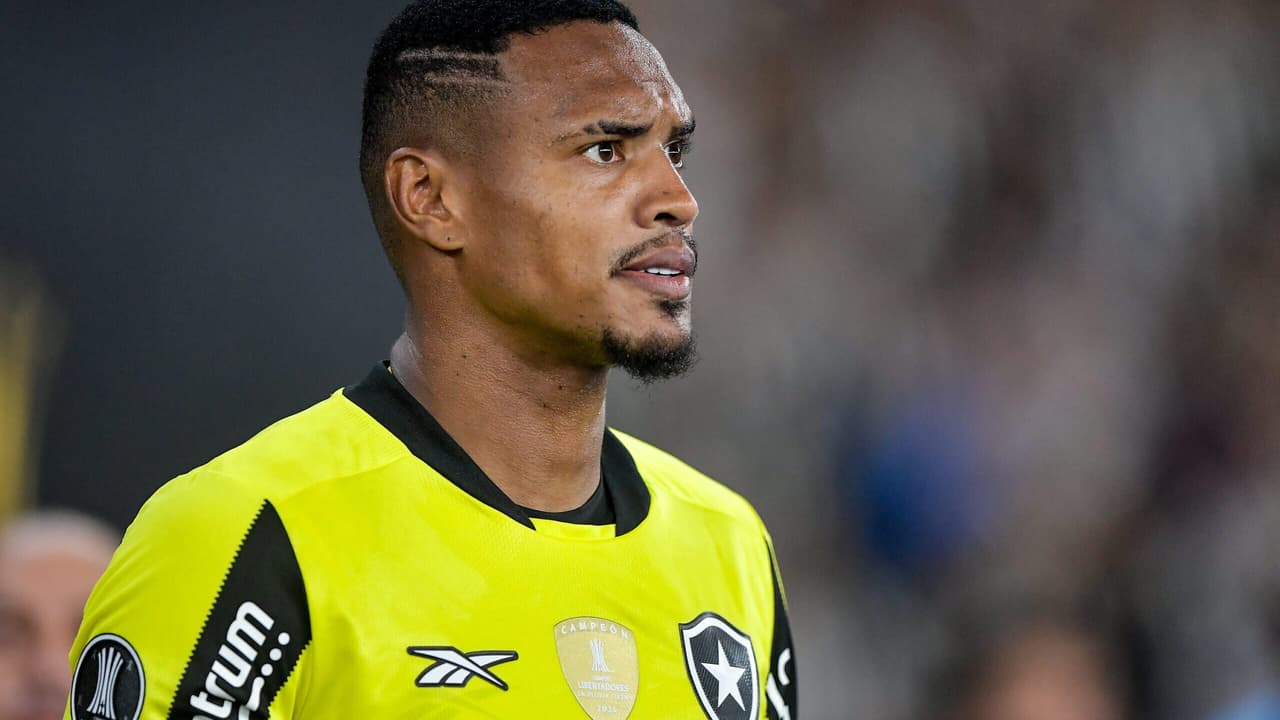 John é o quarto nome do Botafogo na pré-lista de Ancelotti para Seleção