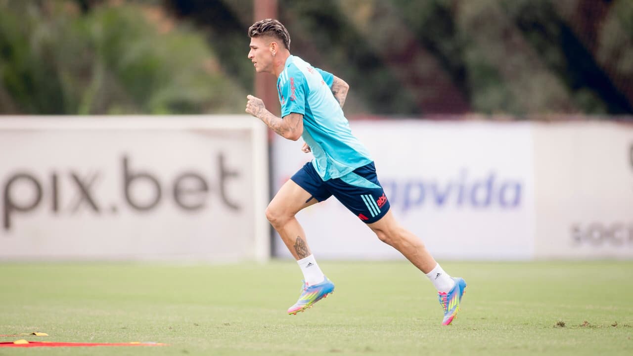 Carrascal inicia no time titular em jogo entre Flamengo e Mirassol.