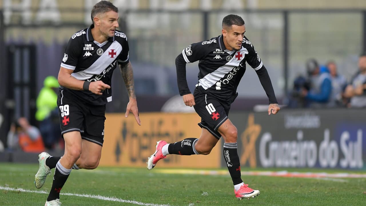 Coutinho explica desentendimento com Vegetti em Vasco x Atlético-MG