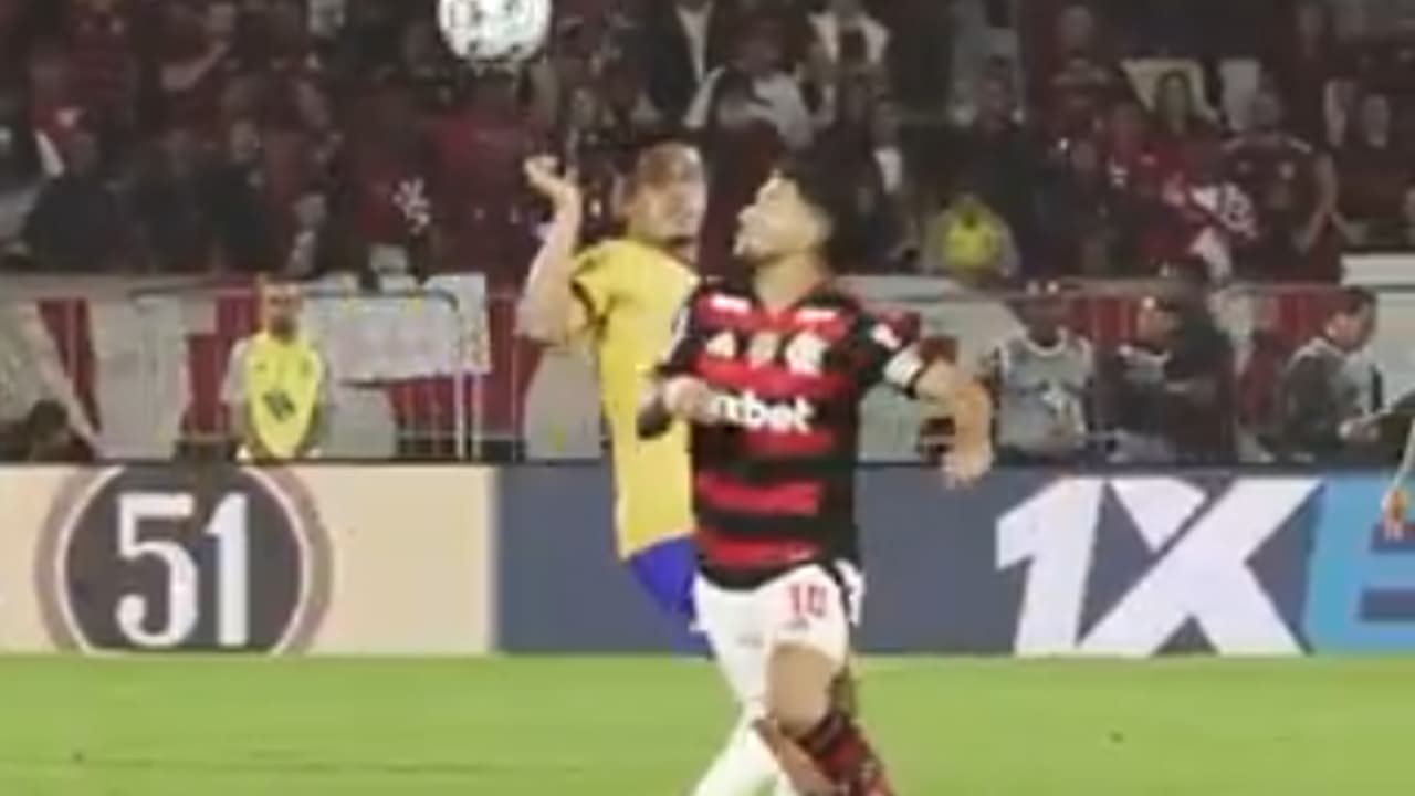 Drible incrível de Arrascaeta leva jogador a admitir: o melhor do Brasil