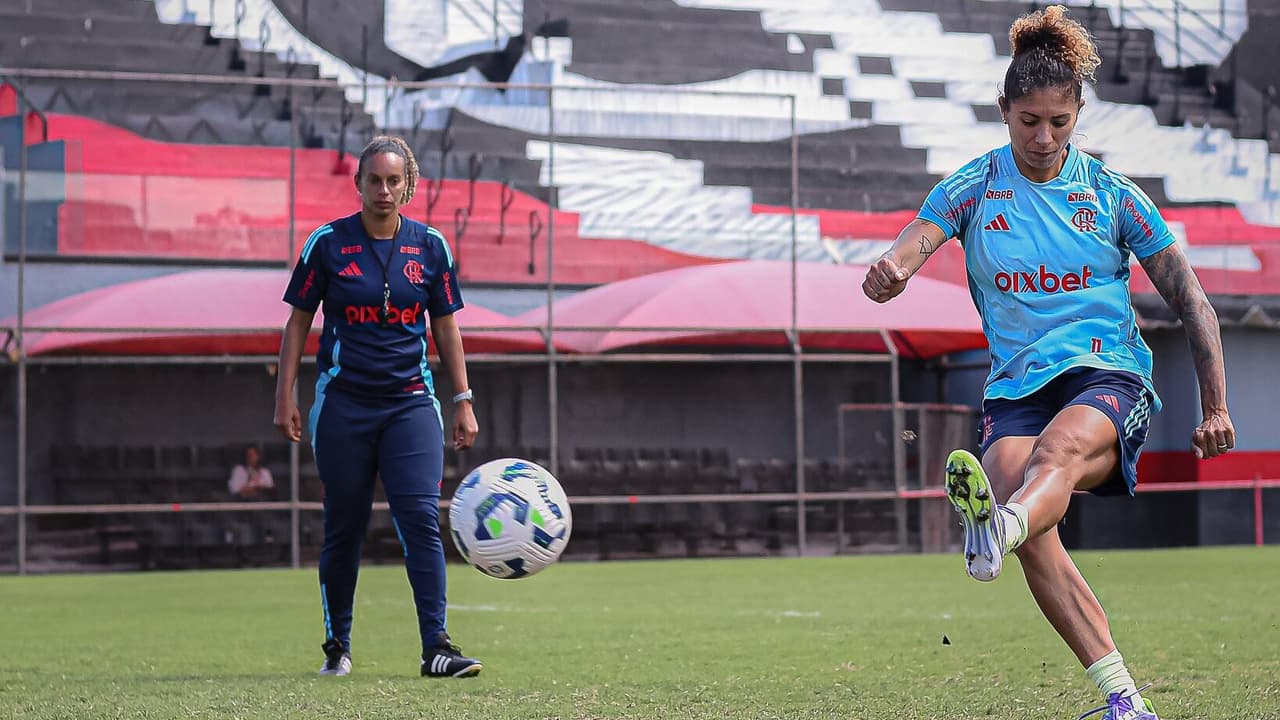 Flamengo leva time feminino de ônibus para decisão do Brasileirão sendo criticado.