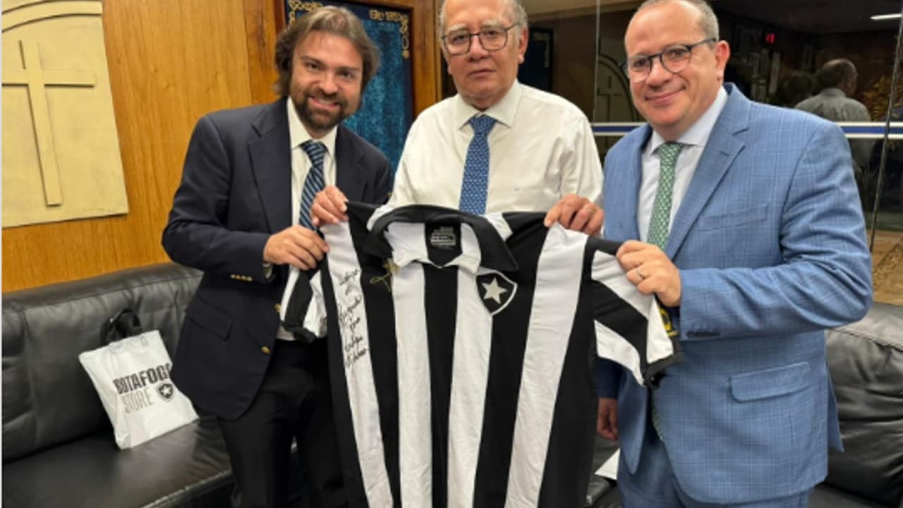 Gilmar Mendes é presenteado com camisa autografada do Botafogo