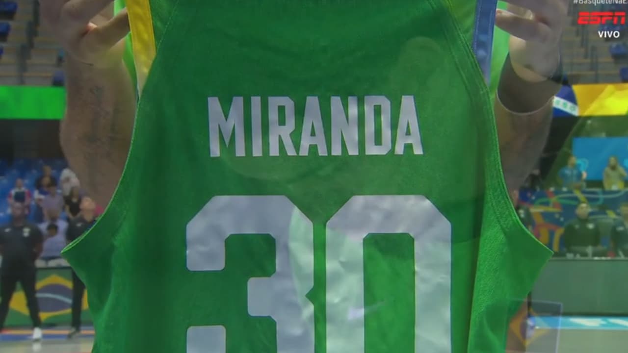 Seleção de basquete presta homenagem a jogador do Flamengo que se lesionou