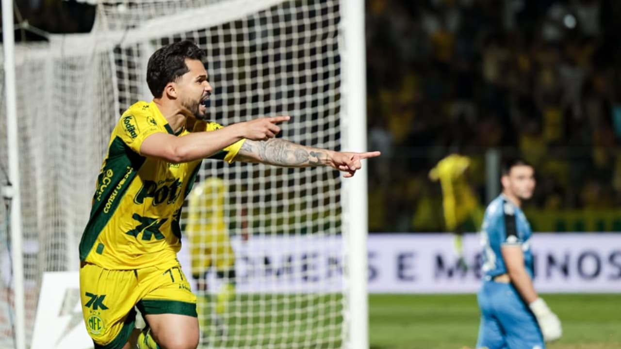 Surpresa do Mirassol ao enfrentar o Flamengo: reação incrédula antes do jogo.