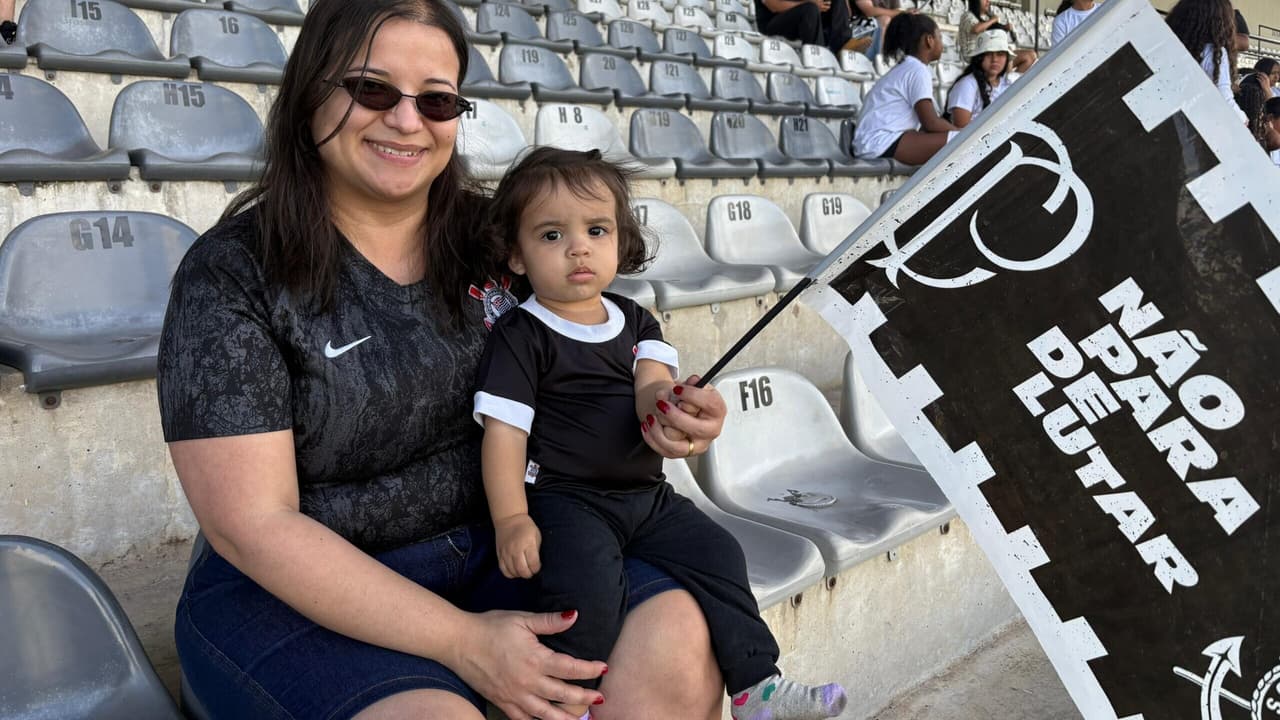 Brabas em campo e apoio na arquibancada: manhã corinthiana na Fazendinha