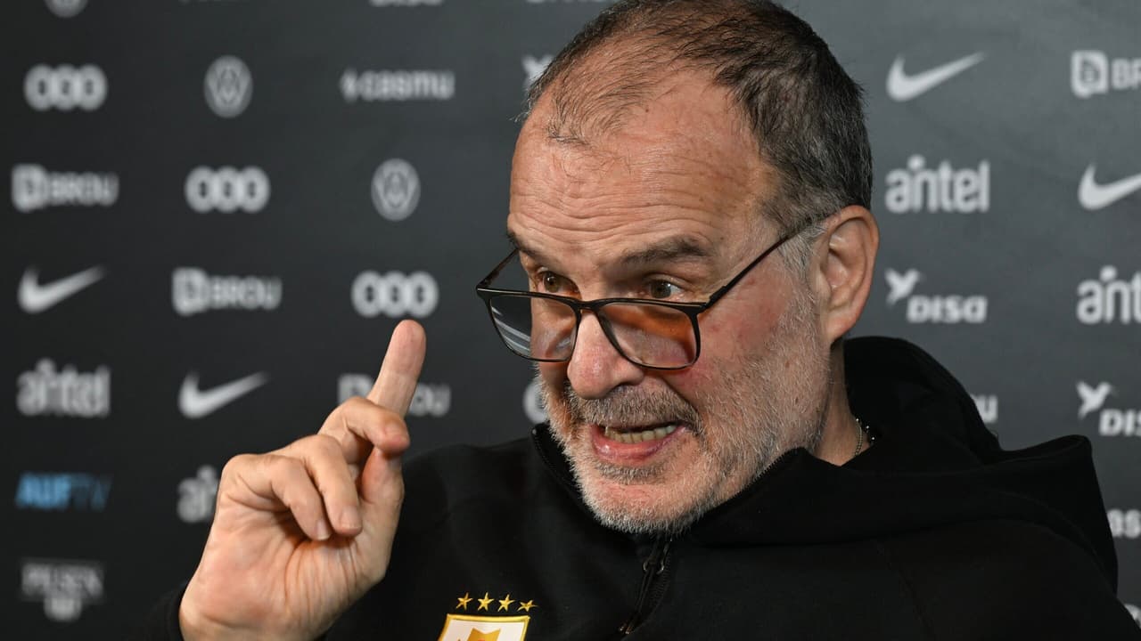 Técnico do Uruguai exclui estrela do Flamengo da lista de convocados