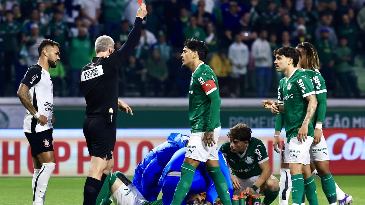 Torcedores revoltados com expulsão decisiva no clássico Palmeiras x Corinthians.