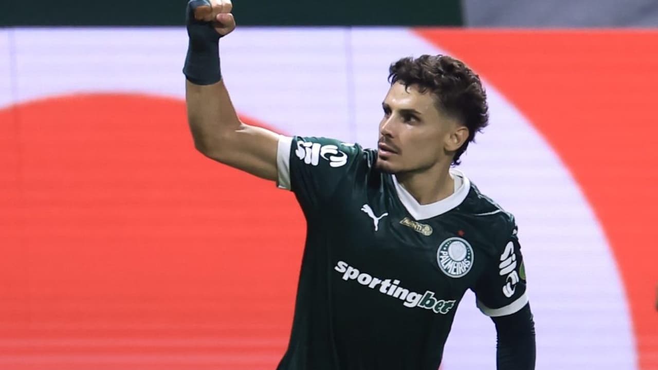 Abel Ferreira define escalação do Palmeiras para confronto contra o Vitória no Brasileirão.