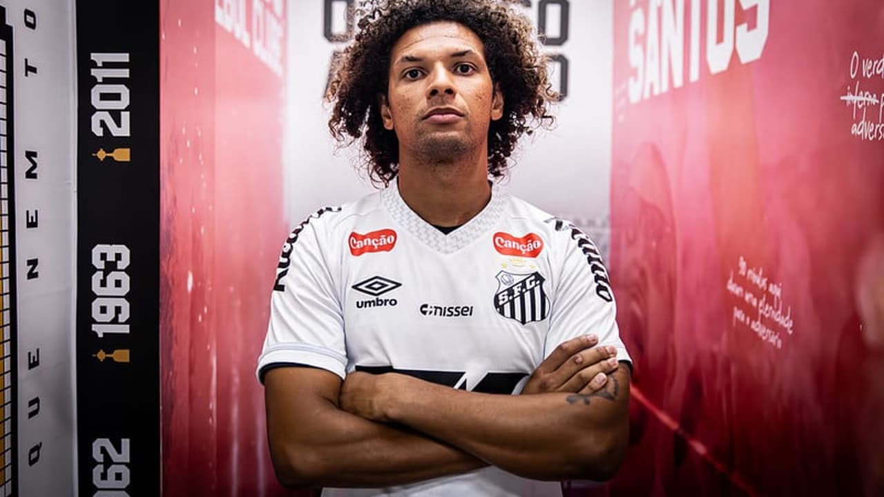 Há dois meses sem entrar em campo pelo Santos, Willian Arão segue em transição física