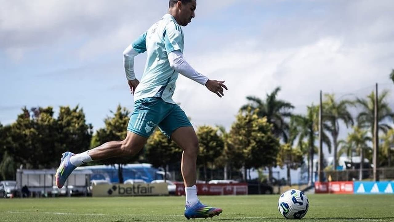 Com ausência de atacante, jogadores do Cruzeiro voltam aos treinos