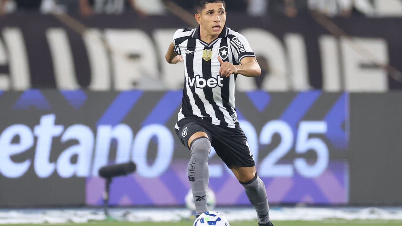 Savarino fica fora de convocação e poderá jogar clássico pelo Botafogo