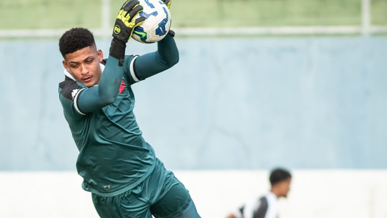 Goleiro da base assina contrato profissional com o Vasco