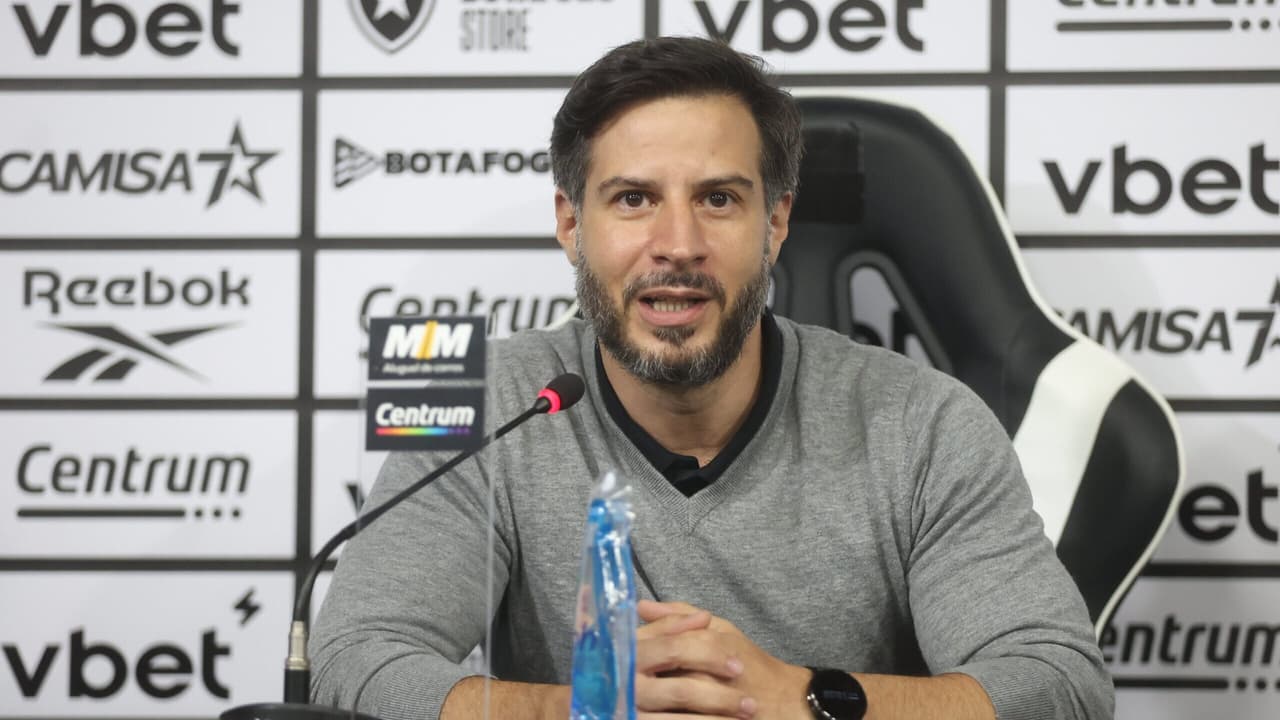 Diretor do Botafogo pede punição a árbitro: 'Uma vergonha'