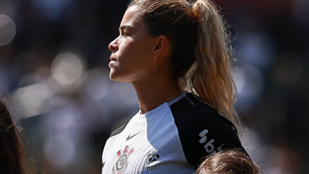 Lateral do Corinthians celebra aniversário do clube com declaração de amor