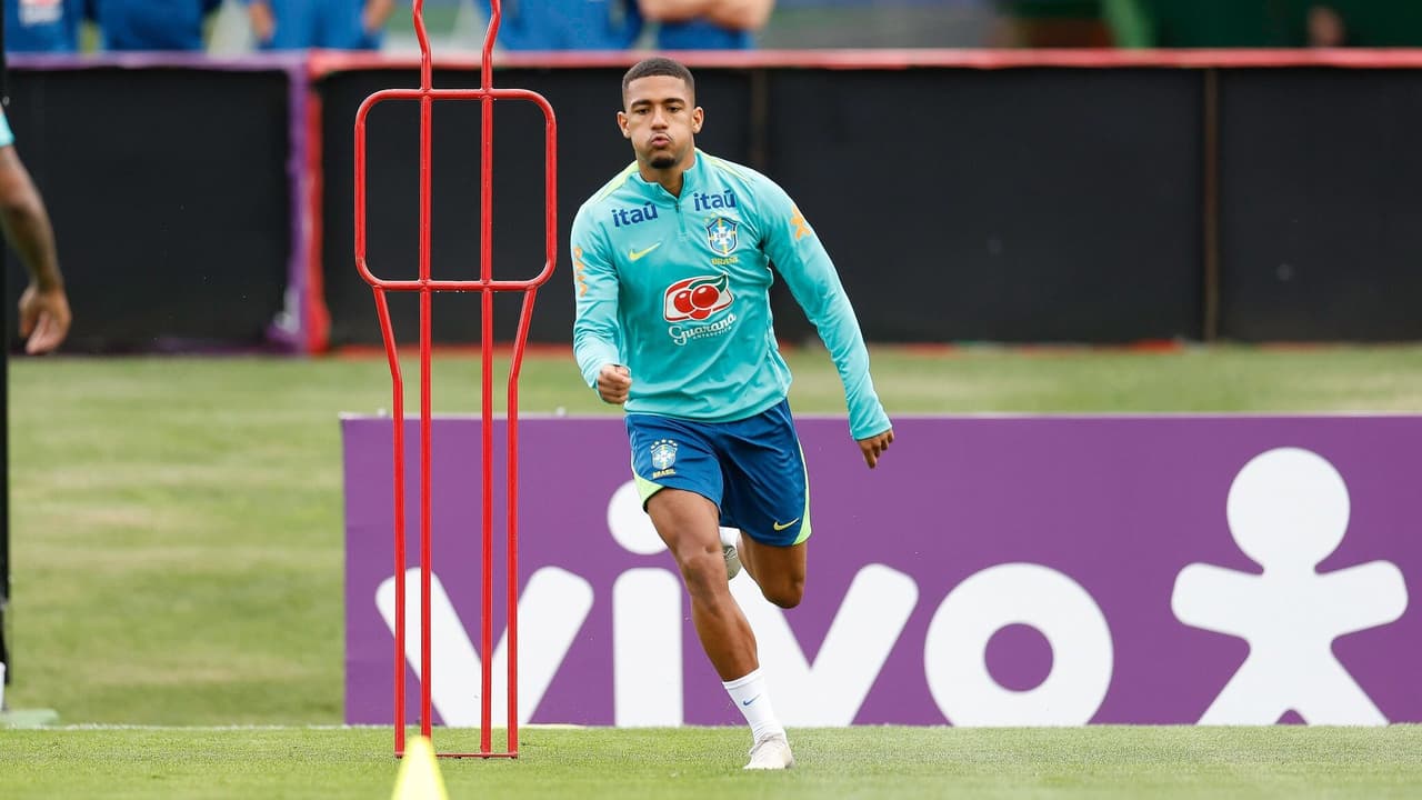 Samuel Lino impressiona em treino da Seleção com golaço que viraliza
