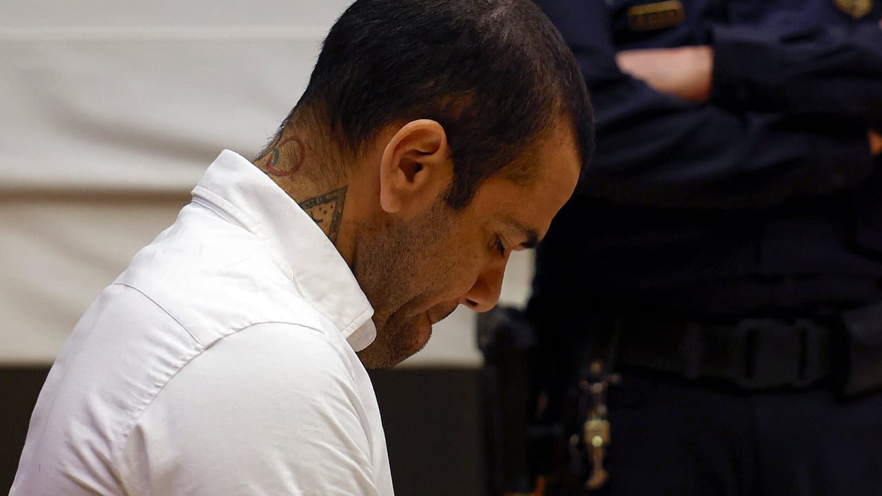 Daniel Alves perde disputa na Justiça e terá que pagar indenização a ex-clube