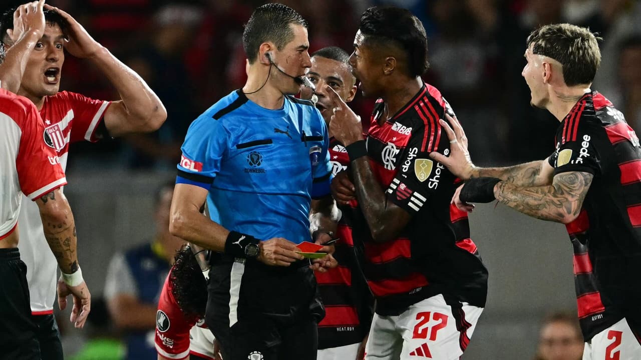 Leitura labial revela revolta de jogadores do Flamengo com árbitro: 'Não sabe'
