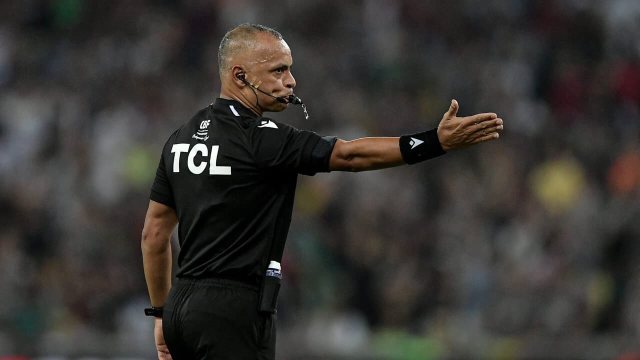 Árbitro de Corinthians x Flamengo gera polêmica entre torcedores durante a partida