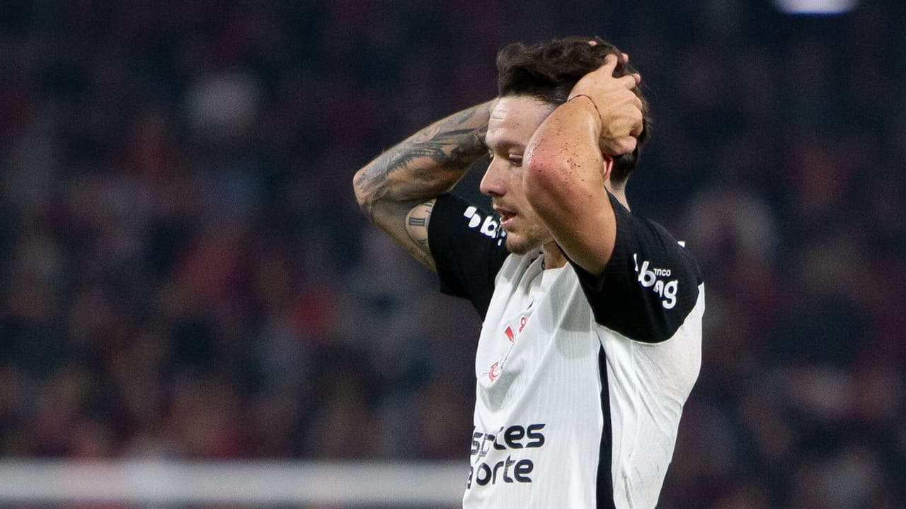 Dorival atualiza estado de saúde de Garro e expressa preocupação no Corinthians