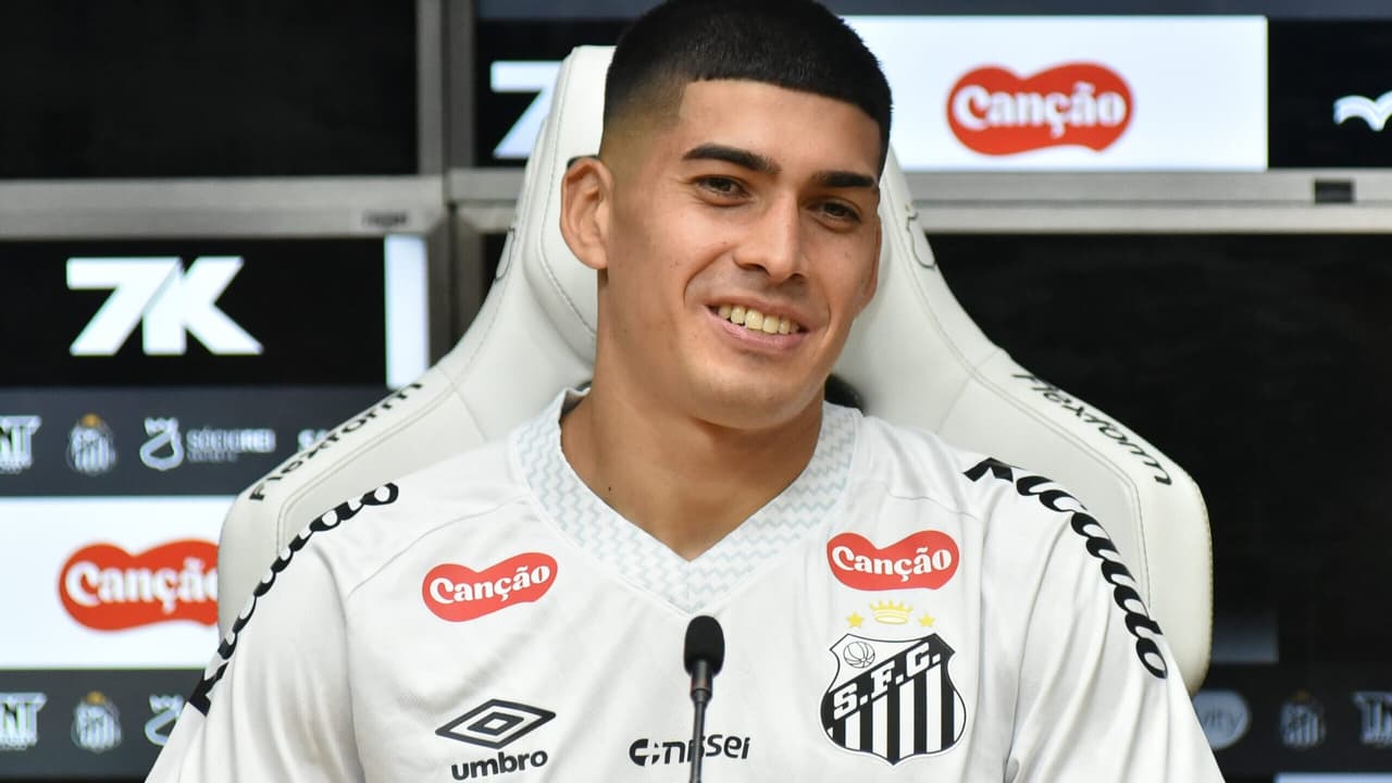 Adonis Frías é apresentado no Santos: 'O desafio mais importante da carreira'