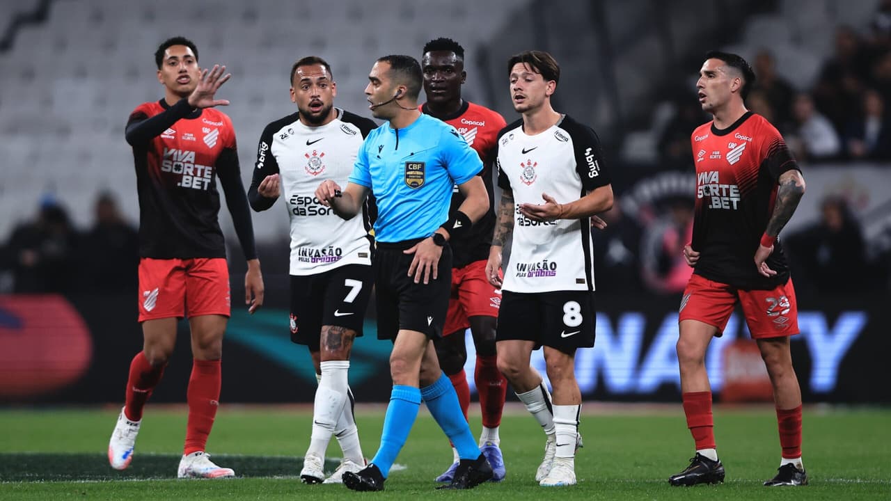 Decisão polêmica da arbitragem em Corinthians x Athletico-PR gera revolta nas redes sociais